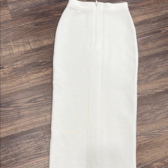 Babaton Bodycon White Skirt - Picture 1 of 4